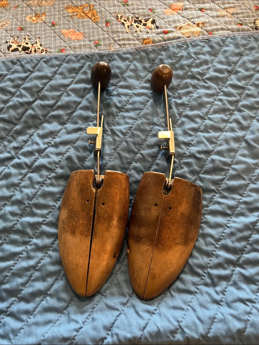 Wooden Men's Shoe Trees - Brown Adjustable Pair